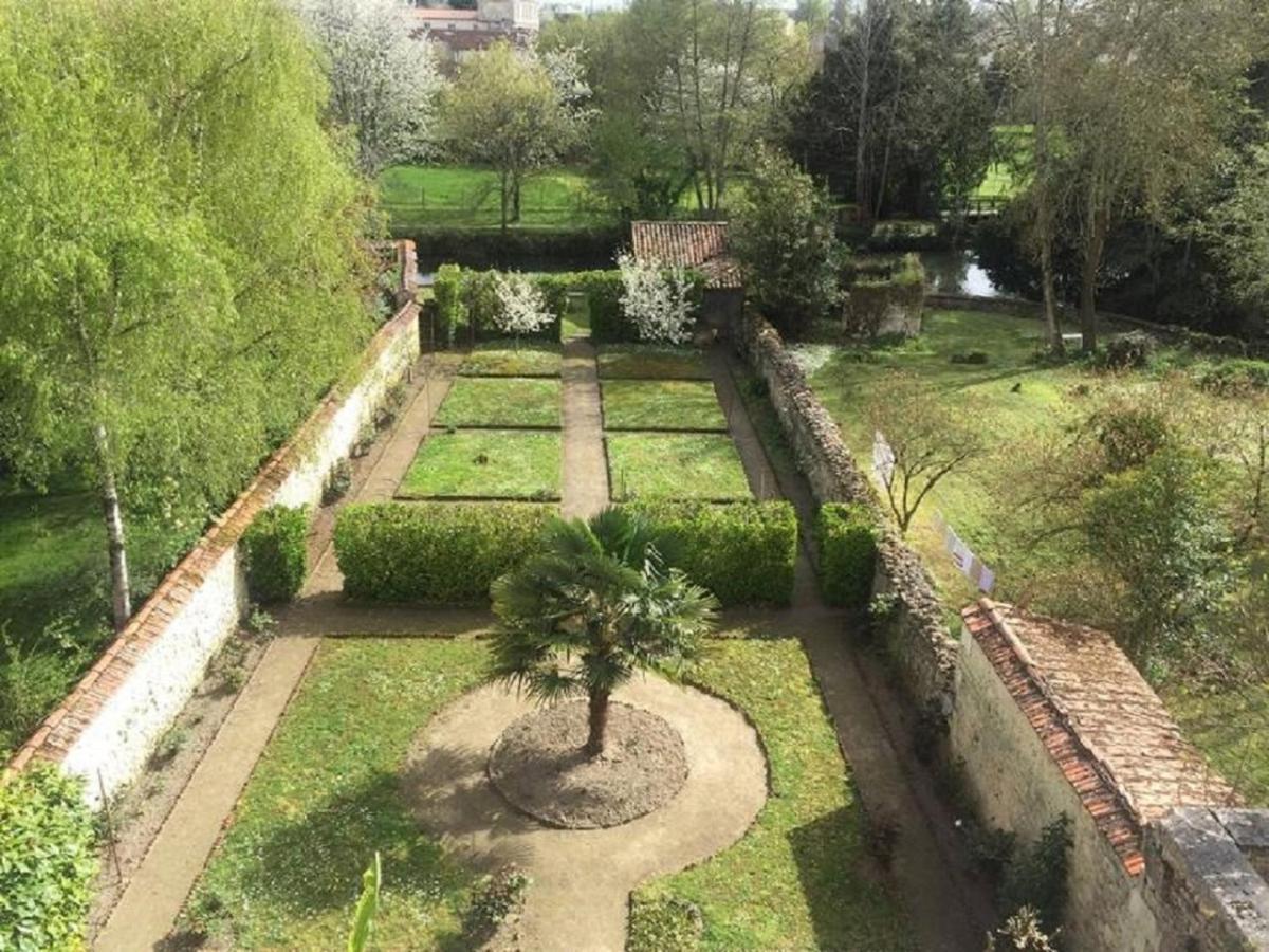 Résidence les Jardins de la Seugne Jonzac Exterior foto